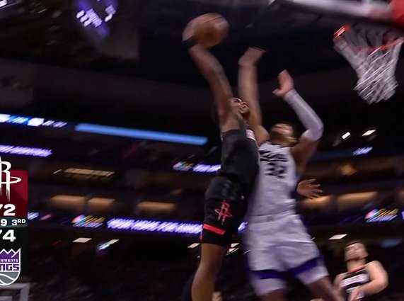 风驰电掣！阿门全力加速禁区暴起战斧隔扣考德威尔打成2+1